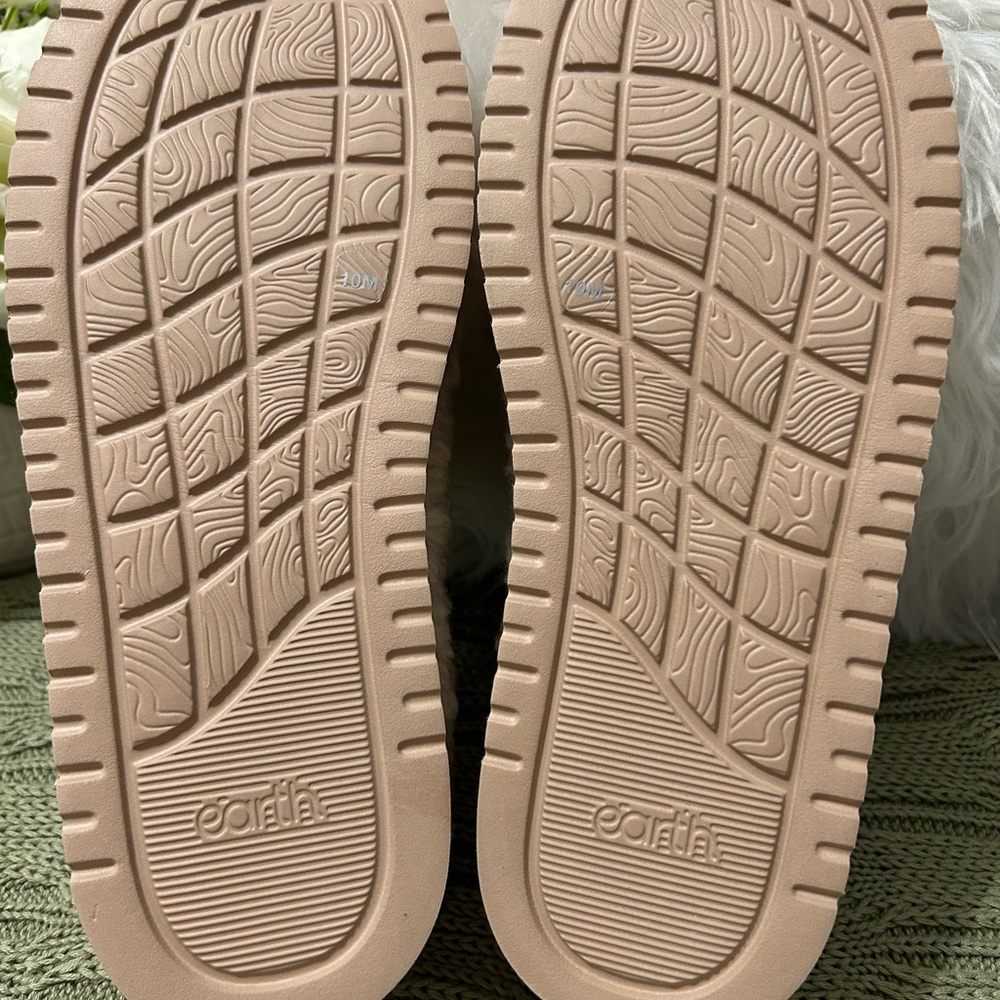NWT Earth - Cream and Brown Slip-On Sherpa Shoes, Size 9w - Picture 6 of 6